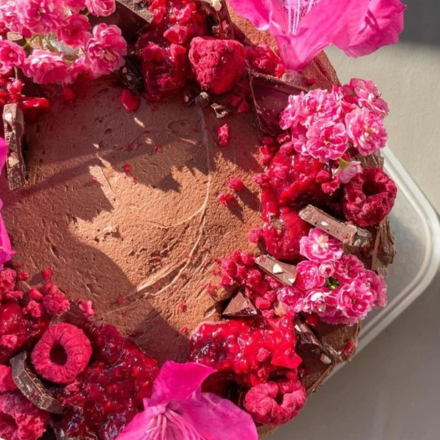 Crunchy freeze-dried boysenberries, gluten-free, 100% fruit, perfect for snacks, breakfast, and vibrant cake decor.