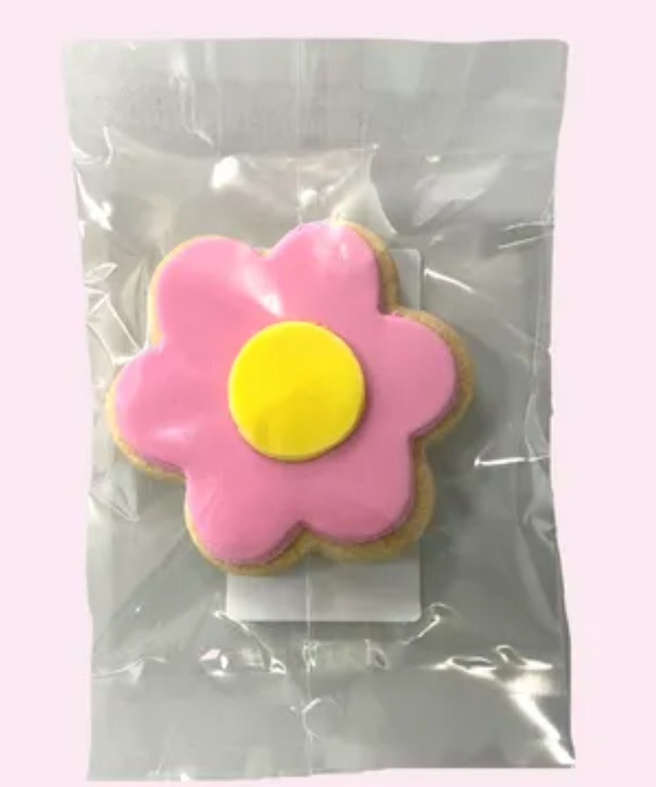 Molly Woppy Shortbread Daisy Biscuit, a pink iced 58g treat, perfect for gifts and indulging in afternoon tea.