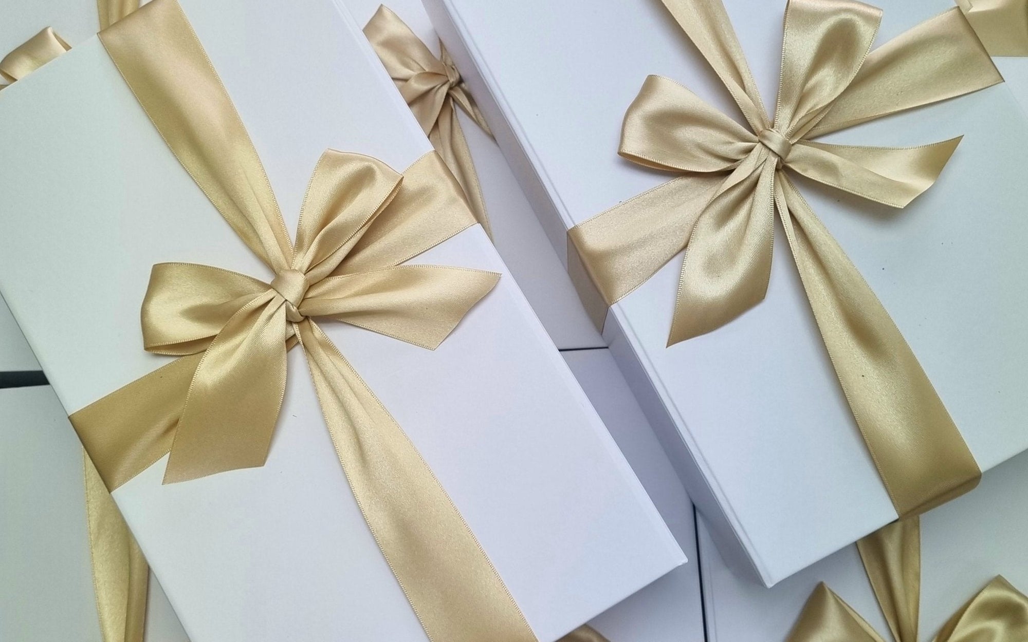 Elegant gift box featuring Ned Sauvignon Blanc and gourmet treats like honey-roasted peanuts and balsamic onion relish.