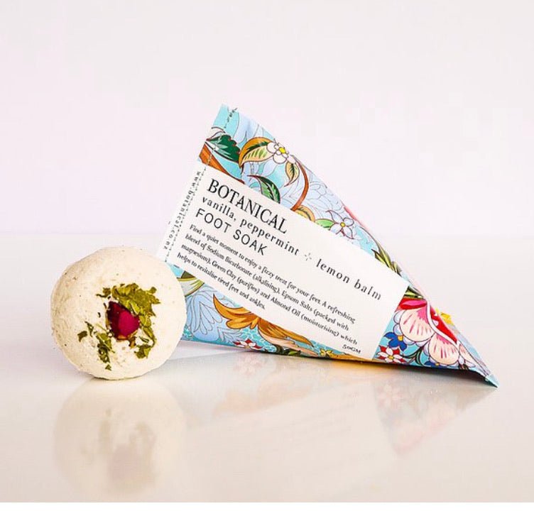 Fizzy foot soak with botanical ingredients for refreshing, revitalizing relaxation.